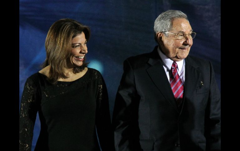 Raúl Castro (d) y su homóloga de Costa Rica, Laura Chinchilla (i) durante la toma de la foto de familia. EFE /