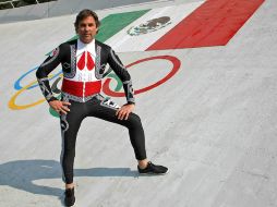 El competidor de la prueba de esquí alpino vistió este martes un traje de mariachi para las cámaras. EFE /