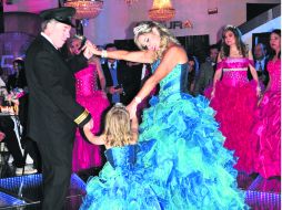 Festejo de cumpleaños. Tere Martínez de Robles celebró sus 50 años, al lado de su esposo Nacho Robles, y su nietecita Luciana Plasencia  /