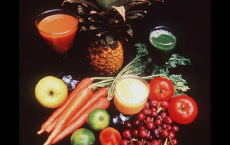 Entre los antioxidantes está la vitamina A, que puede obtenerse en zanahorias, tomates y duraznos, entre otros. ARCHIVO /