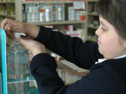 Una de las formas de prevenir el contagio es usando gel antibacterial.  /