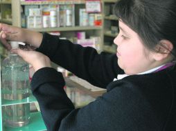 Cuidadosa, una niña se aplica gel antibacterial.La Secretaría de Salud insiste en la conveniencia de la atención oportuna.  /