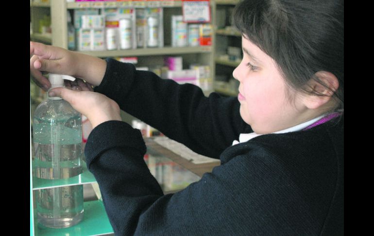 Cuidadosa, una niña se aplica gel antibacterial.La Secretaría de Salud insiste en la conveniencia de la atención oportuna.  /