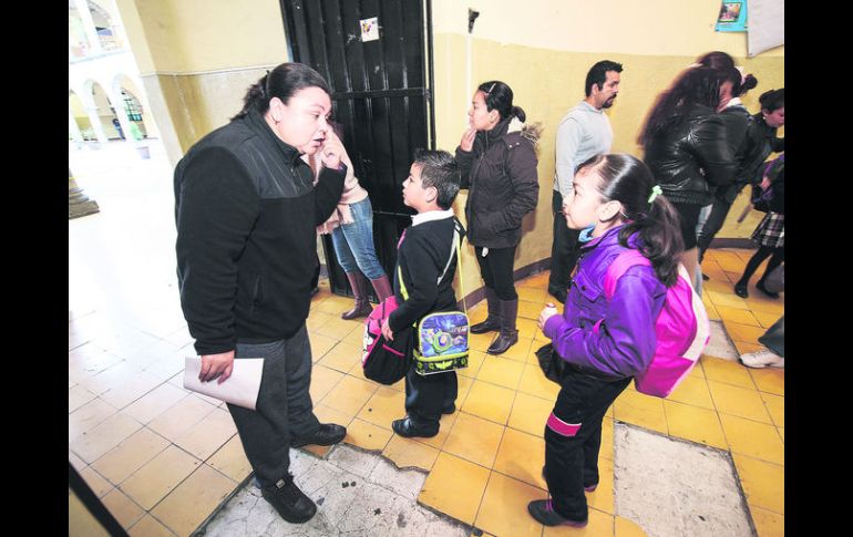 VIGILANCIA. La salud de los niños es evaluada por los maestros.  /