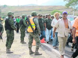Vigilados. Militares observan a miembros de las autodefensas en el poblado de Mazatlán, Chilpancingo. AFP /