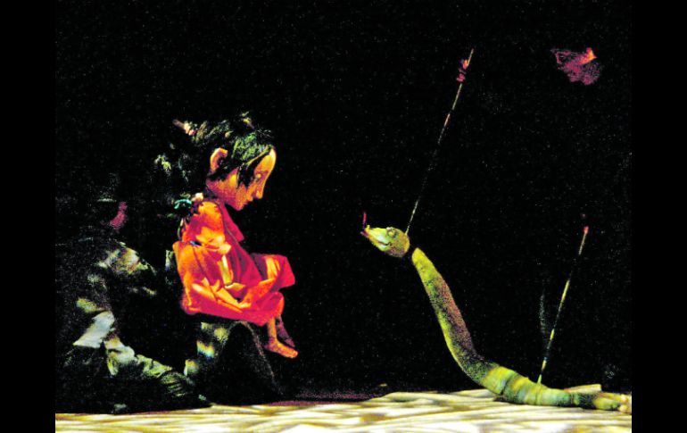 Martina y los hombres pájaro regresan a escena, luego de la inauguración del nuevo proyecto de Luna Morena: una sala de lectura.  /