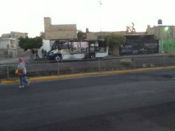 Imagen del camión de transporte público incendiado en avenida Las Torres, en Paraísos del Colli. Foto: @edipkm. ESPECIAL /