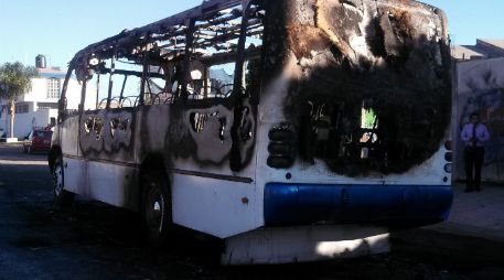 Camión de transporte público incendiado en avenida Las Torres, en Paraísos del Colli. ESPECIAL /