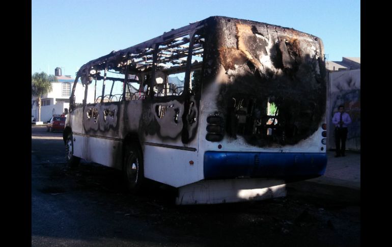 Camión de transporte público incendiado en avenida Las Torres, en Paraísos del Colli. ESPECIAL /