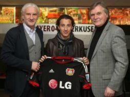 Guardado Hernández, con los directivos de su nueva institución. ESPECIAL /