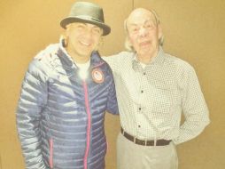 El cantante comparte a través de su cuenta de twitter una foto con su papá, felicitándolo por su cumpleaños. ESPECIAL /