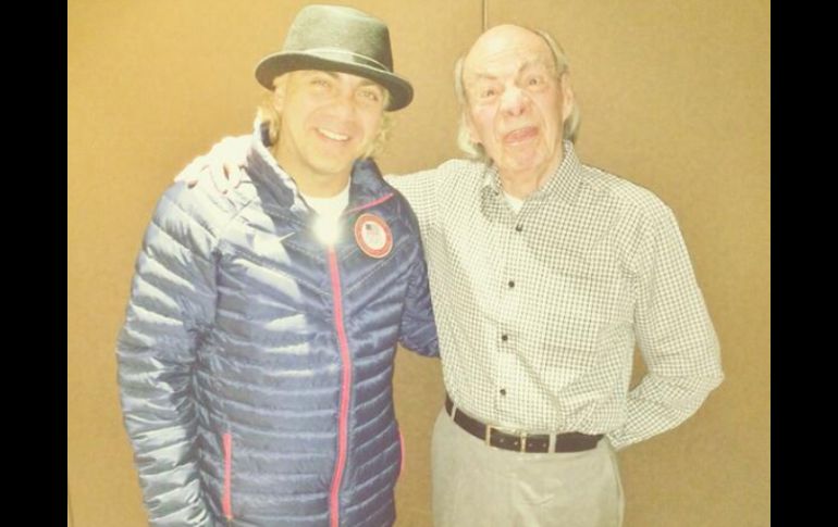 El cantante comparte a través de su cuenta de twitter una foto con su papá, felicitándolo por su cumpleaños. ESPECIAL /