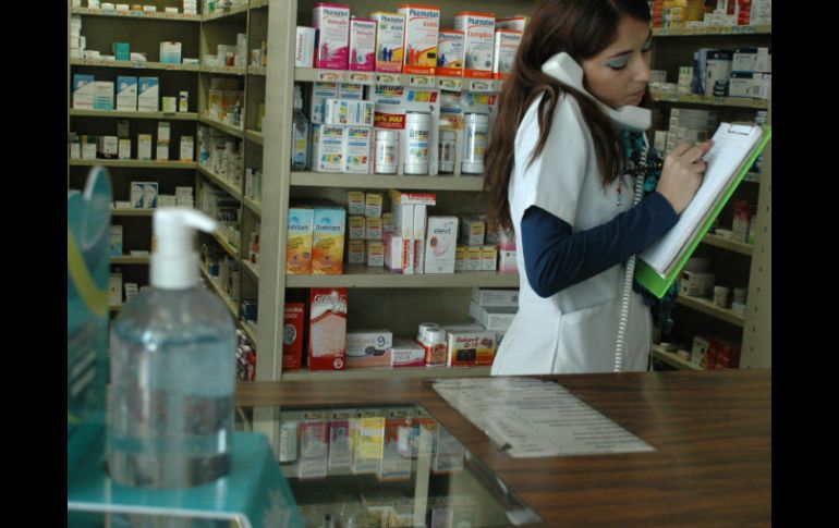 En escuelas y otros lugares públicos se cuenta con gel antibacterial para evitar la propagación de la enfermedad.  /