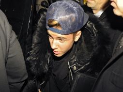 Ayer, el artista se entregó a la policía de Toronto, en donde fue acusado por agredir al chofer de una limousina. EFE /