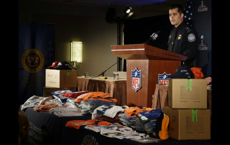 Los agentes mostraron todos los objetos falsos que están ahora en su disposición. AP /