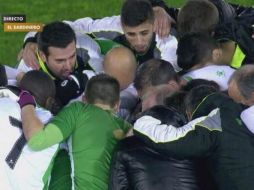 Los futbolistas sólo se abrazaron junto al círculo central y mostraron su valentía. Twitter: @emmaolaizola. ESPECIAL /