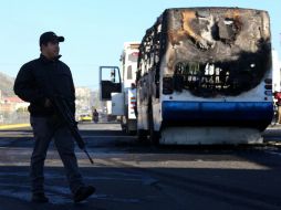 Luego de un operativo militar en colonias zapopanas, tres vehículos fueron incendiados en la Zona Metropolitana de Guadalajara. EFE /