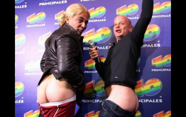 Ambos posan de espaldas con los pantalones y los boxers abajo. ESPECIAL /