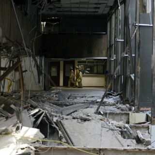 Familiares de víctimas en torre Pemex piden explicaciones