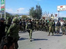 Militares retienen a elementos de autodefensa que buscaban sumarse a la manifestación. TOMADA DE @solociudadanos  /