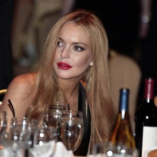 Lohan compra drogas con lo que le paga Oprah, aseguran