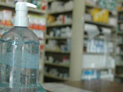 Indican que el gel y los cubre bocas son las dos medidas más importantes para prevenir la enfermedad. ARCHIVO /