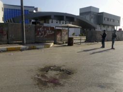 Policías iraquíes vigilan en la sede del Ministerio de Transporte luego del ataque. EFE /