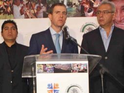 Alfredo Castillo agradece el voto de confianza que el grupo parlamentario del PAN le dio para regresar el orden. ARCHIVO /