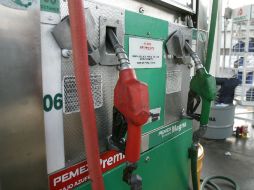 Los precios de la gasolina quedaron así :  Magna 12.13 pesos, Premium de 12.69 pesos y Diesel 12.49 pesos al cierre de 2013. ARCHIVO /