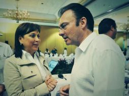 Luis Videgaray platica con la senadora Cristina Díaz, luego de su presentación en el foro. Foto: @Cristina_Diaz_S. ESPECIAL /