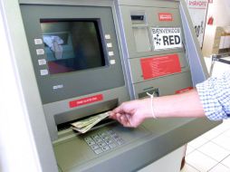 Resaltan que los usuarios tendrán a su disposición los cajeros automáticos y la banca por teléfono e internet. ARCHIVO /