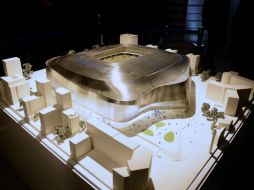 Modelo del nuevo recinto merengue. Está previsto que las obras duren tres años, pero el Real Madrid seguirá utilizando el estadio. AFP /
