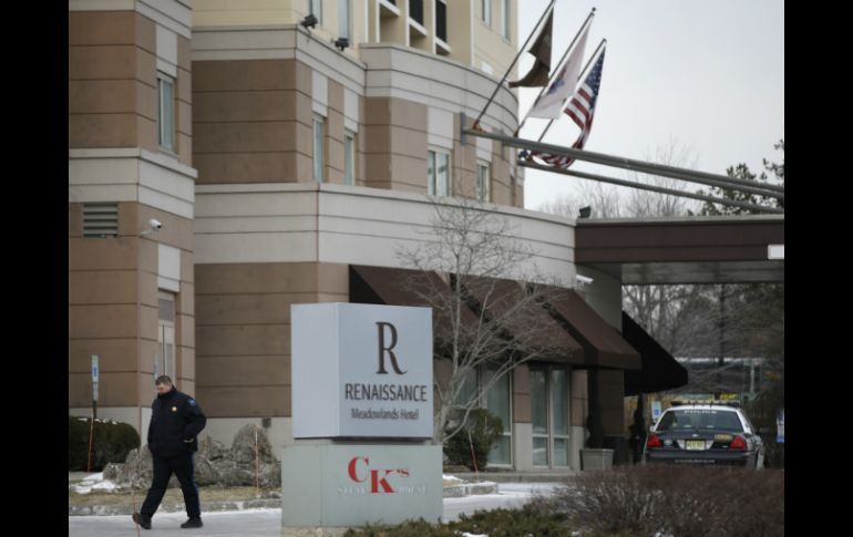 Un policía camina frente a un hotel, luego de reportes sobre el hallazgo de un polvo blanco sospecho cerca de la sede del Super Bowl. AP /