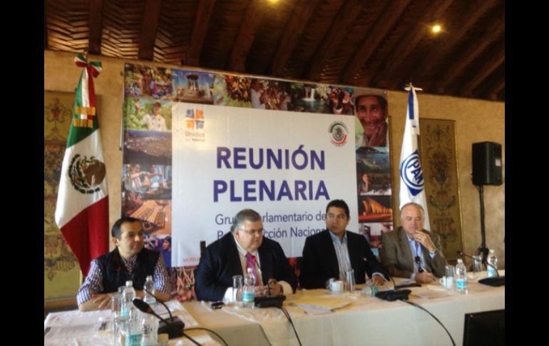 El gobernador del Banco de México (Banxico), Agustín Carstens en reunión con senadores panistas. Foto: ‏@JLozanoA. ESPECIAL /