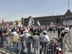 Integrantes de la CNTE y del SME, entre otros, se manifiestan en el Zócalo capitalino, en contra de las reformas constitucionales. SUN /