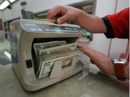 El dólar se compra en un mínimo de 12.80 pesos. ARCHIVO /