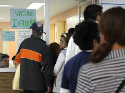Un grupo de personas hace fila para recibir la vacuna. ARCHIVO /