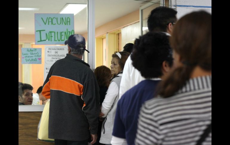 Un grupo de personas hace fila para recibir la vacuna. ARCHIVO /