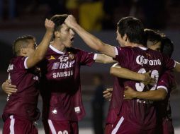 Los jugadores de Estudiantes Tecos celebran una de las anotaciones en el partido. STRAFFONIMAGES  /