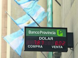 El peso argentino cerró la semana con una cotización de 8.02 por dólar. EFE /