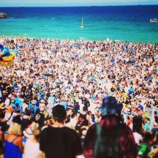 Miles de personas protestan contra la caza de tiburones en Australia