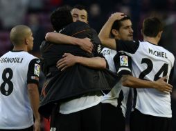 Jugadores del Valencia celebran su victoria ante el Barcelona, que cae por vez primera de local en el campeonato. AFP /