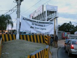 Hoy sábado ya no había máquinas sino solo tierra suelta, así como una lona institucional sobre Federalismo que anuncia las obra.  /