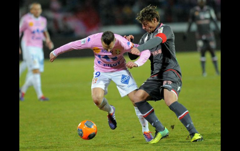 Kevin Berigaud del Evian disputa el balón contra Franco Algerian del Ajaccio. AFP /
