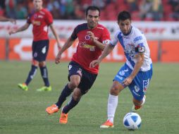 Gran disputa por el esférico por parte de los capitanes de ambos equipos. MEXSPORT /