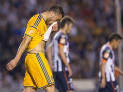 Los jugadores de ambos equipos salen desconcertados luego de que el Clásico terminó empatado a cero goles. MEXSPORT /