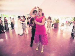 Grupo. Alrededor de 20 parejas danzoneras se reúnen en el Centro tapatío para dejarse llevar por la tradición dancística.  /