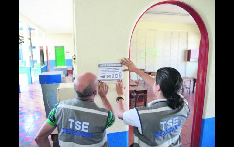 La autoridad electoral de Costa Rica afirmó que todo está listo en las seis mil 515 mesas de votación. AFP /
