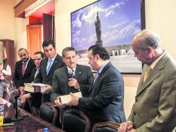 Arturo Zamora entregó ayer el Primer Informe de Gobierno del gobernador Aristóteles Sandoval al presidente del Congreso estatal.  /