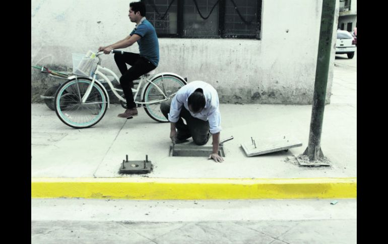 Trabajadores afinan detalles en una de las aceras de Calzada del Ejército.  /